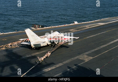 Un Air-Anti-marine 29 Escadron (VS-29) S-3A Viking avion est arrêté par l'écrasement barricade et un fil sur le pont d'envol du porte-avions à propulsion nucléaire USS ABRAHAM LINCOLN (CVN-72). L'avion a été incapable de faire une arrestation en raison de la reprise normale d'atterrissage endommagés. Neuvième point de vue dans une série de 10. US Navy DN-SC-93-04875 S-3A Viking atterrissage d'urgence d'USS ABRAHAM LINCOLN (CVN-72) Banque D'Images