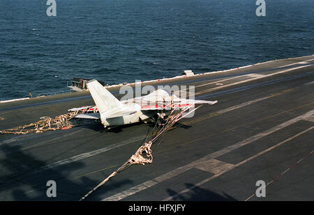 Enveloppé dans l'accident et de fuite à l'arrestation d'une barricade sur le fil, d'un escadron anti-sous-marine 29 (VS-29) S-3A Viking se trouve l'avion sur le pont d'envol du porte-avions à propulsion nucléaire USS ABRAHAM LINCOLN (CVN-72) après avoir fait un atterrissage d'urgence. L'avion a été incapable de faire une arrestation en raison de la reprise normale d'atterrissage endommagés. Voir la dixième d'une série de dix. US Navy DN-SC-93-04876 S-3A Viking atterrissage d'urgence d'USS ABRAHAM LINCOLN (CVN-72) Banque D'Images