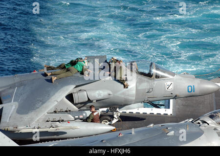 060123-N-1467K-002 de l'océan Pacifique (jan. 23, 2006) - marines à bord du navire d'assaut amphibie USS Peleliu (LHA 5) conduite d'entretien sur un AV-8B Harrier affecté à l'Escadron d'attaque des ÒBlacksheepÓ l'un deux (quatre VMFA-214). Groupe expéditionnaire de Peleliu et trois (ESG-3) sont en cours au large de la côte de la Californie du Sud la conduite de leur exercice d'une force opérationnelle (JTFEX) en préparation d'un déploiement prochain. U.S. Navy photo by PhotographerÕs Mate 3 Classe Nathaniel J. Karl (libéré) US Navy 060123-N-1467K-002 marines à bord du navire d'assaut amphibie USS Peleliu (LHA 5) c Banque D'Images