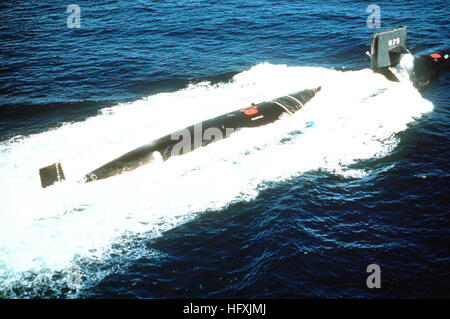 Un quart tribord vue sur le sous-marin d'attaque à propulsion nucléaire USS BLUEFISH (SSN-675) en cours au large de Porto Rico. USS Bluefish (SSN-675) Banque D'Images