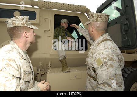 060128-N-2568S-027 Al Taqaddum, l'Iraq (janv. 28, 2006) - Brig. Le général John Wissler (à droite) et l'Adjudant-chef Tim Callahan expliquer au secrétaire à la Marine (SECNAV) Donald C. Hiver, comment les nouveaux véhicules sont d'aider à protéger des marines les dispositifs explosifs de circonstance (IED). SECNAV est au Moyen-Orient de voir directement les conditions de travail, le moral, et de l'équipement utilisé par la Marine et du corps qui ont été déployés dans la région. U.S. Navy photo de journaliste en chef Craig P. Strawser (libéré) US Navy 060128-N-2568S-027 Brig. Le général John Wissler (à droite) et l'Adjudant-chef Ti Banque D'Images