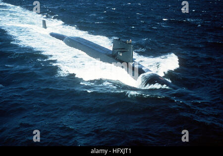 Un avant tribord vue du missile stratégique à propulsion nucléaire USS LAFAYETTE (sous-marin SNLE-616) en cours. Snle USS Lafayette-616 Banque D'Images