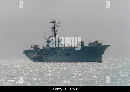 Un avant tribord vue sur le navire d'assaut amphibie USS NEW ORLEANS (LPH-11) comme il se trouve à l'ancre avec plusieurs MH-53E Sea Dragon helicopters et AH-1 Cobra Hélicoptères sur la mer son pont d'envol. La Nouvelle Orléans est de servir de plate-forme pour les opérations de déminage dans le golfe après l'opération Tempête du désert. USS New Orleans (LPH-11) à l'ancre, 1991 Banque D'Images