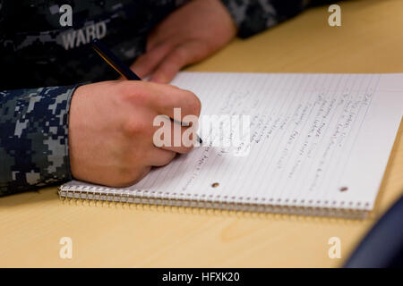 100119-N-7090S-094 Groton (Connecticut) (janvier 1985). 19, 2010) Un marin prend des notes au cours d'une classe à l'école de base sous-marin enrôlé à Naval Submarine Base New London, Connecticut) une moyenne de 1 600 marins sont inscrits à l'école, qui les forme en sous-marin initial de compétence technique, l'opérateur de l'équipe avancée, de l'électronique et des systèmes de combat, de l'emploi et de la navigation et le contrôle des dommages. (U.S. Photo par marine Spécialiste de la communication de masse 2e classe Jhi L. Scott/libérés) US Navy 100119-N-7090S-094 un marin prend des notes au cours d'une classe à l'école de base sous-marin enrôlé au sous-marin de la Marine Bas Banque D'Images