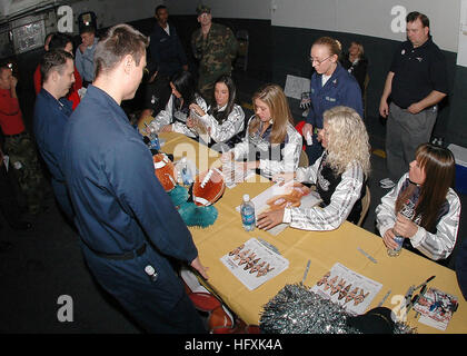 060205-N-2779T-047 de l'Océan Atlantique (10 févr. 5, 2006) - New England Patriots cheerleaders signer des autographes pour les marins pendant le Super Bowl XL avant-match à bord de la classe Nimitz porte-avions USS George Washington (CVN 73). Le Norfolk, Va., basé à propulsion nucléaire s'effectue porte-avions transporteur qualifications pour la première fois depuis la fin de la disponibilité progressive prévue docké (DPIA) période de Northrop Grumman Newport News chantier naval. U.S. Navy photo by Photographer's Mate Mate du photographe 2e classe Roberto Taylor (libéré) US Navy 060205-N-2779T-047 New England Patriots che Banque D'Images