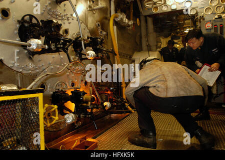 060509-N-3946H-131 Yokosuka, Japon (9 mai 2006) - Amis du machiniste affecté à le département d'ingénierie se préparent à enflammer une chaudière au cours de l'ingénierie de la lumière à bord du porte-avions à propulsion conventionnelle USS Kitty Hawk (CV 63). Kitty Hawk's boilers atteindre des températures de plus de 500 degrés Fahrenheit pour produire de la vapeur pour la propulsion du navire et des systèmes d'alimentation auxiliaire. En ce moment à port, Kitty Hawk montre la projection de puissance et de contrôle de la mer comme la Marine américaine est que l'avant-déployés en permanence porte-avions. U.S. Navy photo by Photographer's Mate Airman Patrick L. Heil (REL Banque D'Images