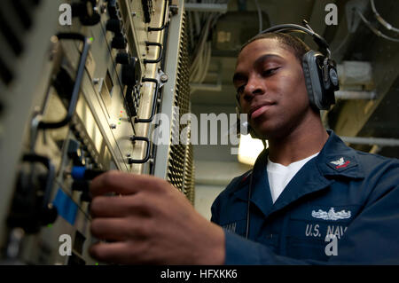 100219-N-5712P-032 de l'OCÉAN ATLANTIQUE (10 févr. 19, 2010) Les systèmes d'information 2ème classe technicien Jibril Holman, de Saint-Louis, de tester un circuit haute fréquence récepteur avant l'assaut amphibie USS Nassau LHA (4) transits le détroit de Gibraltar. Nassau est déployée dans le cadre de l'intervention amphibie Nassau avec Groupe entrepris Marines du 24e Marine Expeditionary Unit (24e MEU) appuyer les opérations de sécurité maritime et de théâtre aux États-Unis la 5ème et la 6ème flotte domaines de responsabilité. (U.S. Photo par marine Spécialiste de la communication de masse Seaman Jonathan Pankau/libérés) US Navy 100219-N-57 Banque D'Images