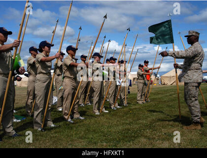 090625-N-8770A-001 Oak Harbor, Washington (24 juin 2009) Le Sgt. Grand Carl Brooks enseigne aux cadets de la Marine ROTC Junior le manuel du guide sur la formation à la Naval Air Station Whidbey Island pendant 8 jours Leadership Academy. (U.S. Photo par marine Spécialiste de la communication de masse 2e classe Elizabeth Acosta/libérés) US Navy 090625-N-8770A-001 le Sgt. Grand Carl Brooks enseigne aux cadets de la Marine ROTC Junior le manuel du guide sur la formation à la Naval Air Station Whidbey Island pendant 8 jours leadership academy Banque D'Images