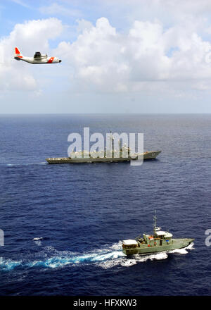 090625-G-0314D-001 de l'OCÉAN PACIFIQUE (25 juin 2009) UN U.S. Coast Guard Air Station barbiers Point C-130 survole l'équipage USS Crommelin (FFG 37), homeported dans Pearl Harbor, à Hawaï, et l'indépendance de la FSS, un bateau de patrouille de la Fédération des États de Micronésie, patroling dans l'ouest de l'océan Pacifique. La Garde côtière canadienne et de la Marine ont des objectifs communs de protection de l'écosystème fragile de l'Océanie, ainsi que l'application des lois maritimes dans l'ensemble des domaines de responsabilité. (U.S. Photo de la Garde côtière canadienne par le maître de 3e classe Michael De NYSE/libéré) US Navy 090625-G-0314D-001 UN U.S. Coast Guard Air St Banque D'Images