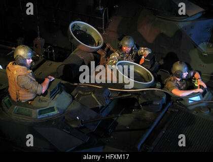 090629-N-7058E-019 Mer de Chine du Sud (29 juin 2009) Un soldat de l'armée malaisienne royale 9e Régiment malais, et deux Marines des États-Unis se préparent à quitter le pont du coffre du dock landing ship USS Harpers Ferry (LSD 49) dans un véhicule d'assaut amphibie pour un débarquement amphibie conjointe au cours de l'exercice de préparation et de formation à la coopération (CARAT) Malaisie 2009. CARAT est une série d'exercices bilatéraux organisés chaque année en Asie du sud-est de renforcer les liens et d'améliorer l'état de préparation opérationnelle des forces canadiennes participantes. (U.S. Photo de la marine par le Lieutenant Ed Début/libérés) US Navy 090629-N-705 Banque D'Images