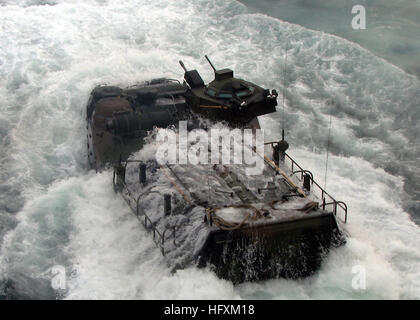 090629-N-7058E-042 Mer de Chine du Sud (29 juin 2009) un assaut amphibie véhicule transportant des Marines américains et des soldats armée du 9e Régiment Royal Malay éclaboussures dans l'eau après le lancement de la station de navire de débarquement USS Harpers Ferry (LSD 49) au cours d'une préparation et de la formation Coopération à flot (CARAT) Malaisie 2009 débarquement amphibie conjointe au cours de l'exercice. CARAT est une série d'exercices bilatéraux organisés chaque année en Asie du sud-est de renforcer les liens et d'améliorer l'état de préparation opérationnelle des forces canadiennes participantes. (U.S. Photo de la marine par le Lieutenant Ed Début/libérés) US Navy 090 Banque D'Images