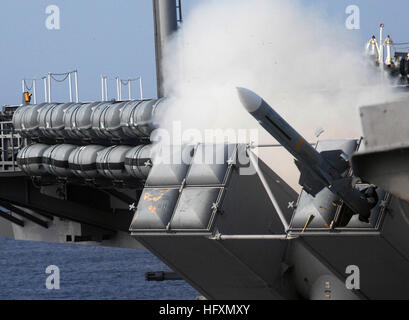 090714-N-2844S-001 de l'OCÉAN ATLANTIQUE (Juillet 15, 2009) une jante-7P missile de l'OTAN est lancé à partir du porte-avions USS Harry S. Truman (CVN 75). Truman est en cours dans l'Océan Atlantique la conduite de qualifications de l'opérateur. (U.S. Photo par marine Spécialiste de la communication de masse de la classe 3ème rue Daron/libérés) US Navy 090714-N-2844S-001 UN P RIM-7 Sea Sparrow l'OTAN est lancé à partir du porte-avions USS Harry S. Truman (CVN 75) Banque D'Images