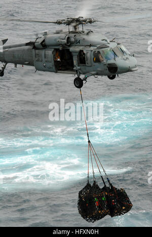 090716-N-9132C-037 GOLFE D'OMAN (16 juillet 2009) Un MH-60S Sea Hawk affecté à l'hélicoptère de combat de Blackjacks Mer Escadron (HS) 21 cargo transporte au cours d'un ravitaillement en mer avec le porte-avions USS Ronald Reagan (CVN 76) et le transport maritime militaire rapide Commande de navire de combat l'USNS Rainier (T-AOE 7). Ronald Reagan est déployé sur le 5e Flotte des États-Unis zone de responsabilité. (U.S. Photo par marine Spécialiste de la communication de masse Seaman Oliver Cole/libérés) US Navy 090716-N-9132C-037 un MH-60S Sea Hawk affecté à l'hélicoptère de combat de Blackjacks Mer Escadron (H Banque D'Images