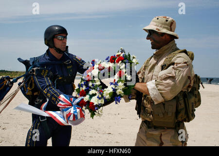 090718-N-5366K-162 NORFOLK (Juillet 18, 2009) James Woods, à gauche, un ancien Navy SEAL attribué à l'équipe de parachutistes de la Marine américaine, le saut des grenouilles, présente une couronne à un Navy SEAL de Groupe des opérations spéciales de la Marine (NSWG) 2 coéquipiers de rendre hommage au cours de la côte Est de la réunion joint à la Naval Amphibious Base Little Creek dans la région de Norfolk. Un autre phoque nageait la guirlande en mer pour terminer la cérémonie. Plus de 2 000 amis et membres de la famille d'active et à la retraite du personnel des opérations spéciales de la Marine ont participé à l'événement spécial qui comprenait l'insertion et l'extraction de patrouille, cast et de récupération, sniper et fa Banque D'Images