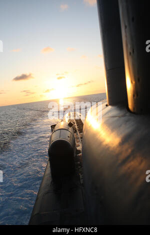 090723-N-1255R-032 de l'OCÉAN ATLANTIQUE (23 juillet 2009) une vue arrière du sous-marin lance-missiles USS Alabama (SSGN 729) en cours dans l'océan Atlantique. La Géorgie est homeported à Kings Bay, en Géorgie, et se prépare pour son premier déploiement depuis la conversion d'un sous-marin nucléaire d'un sous-marin lance-missiles. (U.S. Photo de la marine par le lieutenant Rebecca Rebarich/libérés) US Navy 090723-N-1255R-032 Une vue arrière du sous-marin lance-missiles USS Alabama (SSGN 729) en cours dans l'Océan Atlantique Banque D'Images