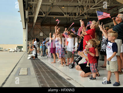 090729-N-1924T-012 NORFOLK (29 juillet 2009) Les familles et les amis attendent les marins affectés au système aéroporté de détection lointaine de l'Bluetails (VAW) de l'Escadron 121 pendant une fin de semaine au Naval Air Station Oceana. VAW-121 terminé un déploiement de cinq mois est lancé à bord du porte-avions USS Dwight D. Eisenhower (CVN 69) soutien à l'opération Enduring Freedom. (U.S. Photo par marine Spécialiste des communications de masse de 1re classe Leslie L. Tomaino/libérés) US Navy 090729-N-1924T-012 Les familles et les amis attendent les marins affectés au système aéroporté de détection lointaine de l'Bluetails (VAW) de l'escadron 121 au cours d'une h Banque D'Images