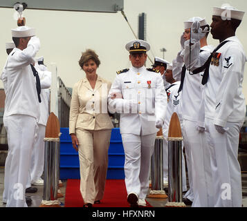 090731-N-3090M-517 Groton (Connecticut) (31 juillet 2009) l'ancienne Première dame Laura Bush, promoteur et shipÕs est escorté par le lieutenant officier sonar j.g. Cliff Jessop comme elle quitte le sous-marin d'attaque USS Texas Virginia-Class (SSN 775) Cérémonie de passation de commandement. Le cmdr. Robert Ronscka soulagé la Cmdr. James Gray comme officier commandant durant la cérémonie. (U.S. Photo par marine Spécialiste de la communication de masse 1re classe Steven Myers/libérés) US Navy 090731-N-3090M-517 et l'ancienne Première dame Laura Bush, marraine du navire est escorté par le lieutenant officier sonar j.g. Cliff Jessop comme elle quitte le sous-marin d'attaque de la classe Virginia USS Banque D'Images