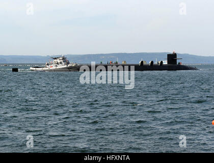 090731-N-1325N-001 KITSAP, Washington (31 juillet 2009) La classe Ohio-sous-marin SNLE USS Alabama (731) cycles itÕs écoutilles de missiles pendant les navires retour d'une patrouille de dissuasion tandis que les remorqueurs Catahecassa Herbert Mitchell et le sous-marin guide d'être amarré au quai du Delta à bord Naval Base Kitsap. (U.S. Photo par Ray marine/Narimatsu) Parution US Navy 090731-N-1325N-001 de classe Ohio il sous-marin SNLE USS Alabama (731 cycles) c'est au cours de la trappes de missiles à partir d'un retour des navires de patrouille de dissuasion Banque D'Images