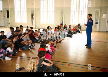 090803-N-3271W-009 Monterey, Californie (16 août 2000 3, 2009) Le capitaine de la Marine américaine à la retraite et ancien astronaute de la NASA Dan Bursch parle avec des enfants dans un YMCA du comté de Monterey à propos de ses expériences en tant que pilote de la Marine et l'astronaute. L'événement est conjointement avec la Marine Salinas semaine, l'un des 21 semaines prévues de la Marine à travers l'Amérique en 2009. Semaines de la marine sont conçus pour montrer aux Américains l'investissement qu'ils ont fait dans leur Marine et accroître la sensibilisation dans les villes qui n'ont pas une importante présence de la Marine. (U.S. Photo par marine Chef Spécialiste de la communication de masse Gary Ward/libérés) US Navy 090803-N-3271W-009 Prendre sa retraite Banque D'Images