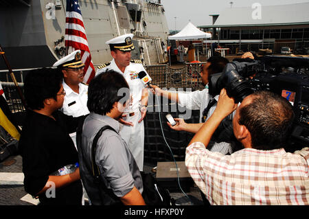 090804-N-2725D-228, Brunei Muara (Août 4, 2009) Le capitaine William Kearns III, commandant du Task Group 73.5, à droite, et le lieutenant-colonel Spry Bin Haji Seruji, des Forces Armées Royales, sont interviewés par les médias nationaux brunéiens après la cérémonie d ouverture de la coopération de l'état de préparation et de formation à flot (CARAT) Brunei à bord de la frégate lance-missiles USS Crommelin (FFG 37). Seruji est le commandant de la Forces Armées Royales pour CARAT, une série d'exercices bilatéraux organisés chaque année en Asie du sud-est. (U.S. Photo par marine Spécialiste de la communication de masse 2e classe Nancy C. Maxime Steinberg/libérés) US Na Banque D'Images