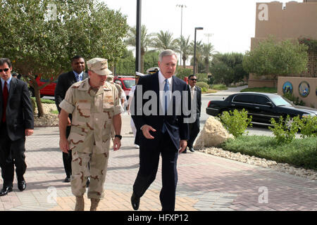 090804-N-1027S-099 Manama, Bahreïn (16 août 2000 4, 2009) Vice-amiral. Bill Gortney, commandant, U.S. Naval Forces Central Command, gauche, marche avec le secrétaire à la Marine (SECNAV) l'honorable Ray Mabus à la base navale américaine de Bahreïn. Au cours de la visite à Bahreïn, Claude s'est réuni avec la haute direction et a tenu un appel mains libres avec marins et Marines. C'était la première visite d'Mabus à Bahreïn depuis qu'il est devenu Secrétaire de la Marine le 18 juillet. (U.S. Photo par marine Spécialiste de la communication de masse 1ère classe Jennifer Stride/libérés) US Navy 090804-N-1027S-099 Vice Adm. Bill Gortney, commandant des Forces navales des États-Unis, C Banque D'Images