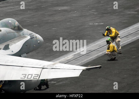 090805-N-9132C-100 GOLFE D'OMAN (16 août 2000 5, 2009) Un F/A-18C Hornet affectés à l'escadron de combat interarmées de Stingers (VFA) 113 se prépare à lancer à partir du porte-avions USS Ronald Reagan (CVN 76). F/A-18 peut être configuré rapidement pour effectuer l'attaque de chasseurs ou les rôles, ou les deux, et sont compatibles non seulement avec d'autres aéronefs et navires à la grève, mais aussi avec nos forces et celles de nos alliés en mer et à terre. Ronald Reagan est déployé sur le 5e Flotte des États-Unis zone de responsabilité. (U.S. Photo par marine Spécialiste de la communication de masse Seaman Oliver Cole/libérés) Banque D'Images