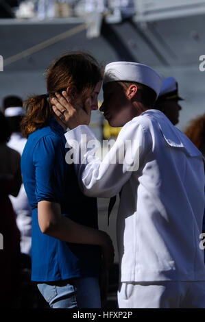 090807-N-7498G-345 PEARL HARBOR (Août 7, 2009) 3ème classe Technicien de systèmes d'information Michael Perryman et sa femme dire au revoir comme la classe Ticonderoga croiseur lance-missiles USS (Chosin CG 65) va en cours. Sur un déploiement de Chosin est à l'ouest de l'océan Pacifique dans le cadre du groupe aéronaval du Nimitz. (U.S. Photo par marine Spécialiste de la communication de masse 2e classe Logico/Mark) Parution US Navy 090807-N-7498G-345 3ème classe Technicien de systèmes d'information Michael Perryman et sa femme dire au revoir comme la classe Ticonderoga croiseur lance-missiles USS (Chosin CG 65) Banque D'Images