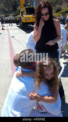 090806-N-6031Q-002 SAN DIEGO (6 août 2009) Un marin affecté à la Los Angeles-classe sous-marin d'attaque USS Albuquerque (SSN 706) est accueilli par sa femme et ses enfants comme il arrive à San Diego. Albuquerque a terminé son changement de port d'attache de Groton (Connecticut), base navale de Point Loma, le premier changement d'attache dans son histoire. (U.S. Photo par marine Spécialiste de la communication de masse 2e classe David Quillen/libérés) US Navy 090806-N-6031Q-002 un marin affecté à la Los Angeles-classe sous-marin d'attaque USS Albuquerque (SSN 706) est accueilli par sa femme et ses enfants comme il arrive à San Diego Banque D'Images