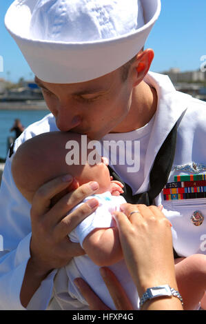 090806-N-6031Q-001 SAN DIEGO (Août 6, 2009) Un marin affecté à la Los Angeles-classe sous-marin d'attaque USS Albuquerque (SSN 706) embrasse son bébé comme il arrive à San Diego. Albuquerque a terminé son changement de port d'attache de Groton (Connecticut), base navale de Point Loma, le premier changement d'attache dans son histoire. (U.S. Photo par marine Spécialiste de la communication de masse 2e classe David Quillen/libérés) US Navy 090806-N-6031Q-001 un marin affecté à la Los Angeles-classe sous-marin d'attaque USS Albuquerque (SSN 706) embrasse son bébé comme il arrive à San Diego Banque D'Images