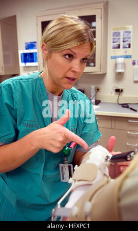 090813-N-7090S-075 SAN ANTONIO (Août 13, 2009) Le capitaine de l'Armée de Michelle Greer, chef de l'ergothérapie de Brooke Army Medical Center de San Antonio, Texas, ajuste un tendeur d'une attelle sur un patient. (U.S. Photo par marine Spécialiste de la communication de masse 2e classe Jhi L. Scott/libérés) US Navy 090813-N-7090S-075 Le capitaine de l'Armée de Michelle Greer, chef de l'ergothérapie de Brooke Army Medical Center de San Antonio, Texas, Banque D'Images