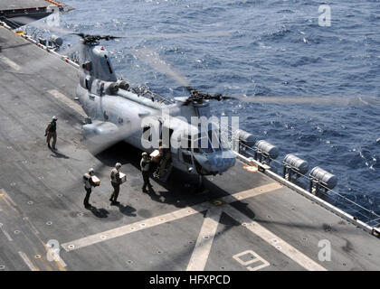 100818-N-3729D-016 NORD DE LA MER D'OMAN (16 août 2000 18, 2010) Les Marines affectés la Marine américaine d'assaut amphibie USS Peleliu (LHA 5) charger des fournitures dans un hélicoptère CH-46 Sea Knight affecté à l'hélicoptère de chevaliers blanc moyen Maritime Squadron (HMM) 165 (renforcée). Le CH-46 se joindront à 11 autres hélicoptères de Peleliu déjà en service dans le nord du Pakistan. Le groupe amphibie de Peleliu, soutient le gouvernement du Pakistan et de l'hélicoptère militaire avec des capacités de transport lourd dans les régions du Pakistan. (U.S. Photo par marine Spécialiste de la communication de masse 2e classe Andrew Dunlap/Rele Banque D'Images