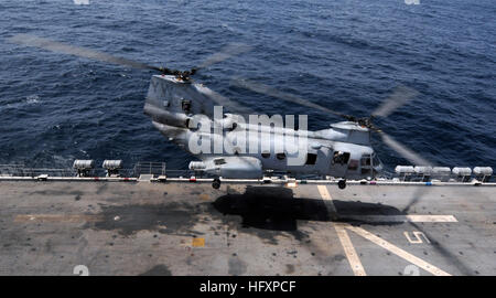 Un Marine Corps CH-46 Sea Knight affectés à l'Escadron d'hélicoptère moyen maritime 'White Knights' (HMM-165) (rein) lance à partir de l'envol du navire d'assaut amphibie USS Peleliu (LHA 5). Le CH-46 va rejoindre les 11 autres hélicoptères de Peleliu déjà en service dans le nord du Pakistan. Le groupe amphibie de Peleliu, soutient le gouvernement du Pakistan et de l'hélicoptère militaire avec des capacités de levage lourd dans les régions inondées du Pakistan. (Photo par : Maître de 2e classe Andrew Dunlap) USS Peleliu DVIDS310737 Banque D'Images