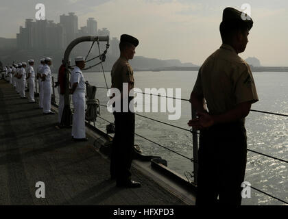 090814-N-7478G-176 BUSAN, République de Corée (16 août 2000 14, 2009) les marins et les Marines embarqués affecté à la commande amphibie USS Blue Ridge (CAC 19) les rails comme le navire tire à Busan. Blue Ridge prend part à l'exercice militaire conjoint Ulchi Freedom Guardian (UFG) 2009. UFG est une combinaison d'/joint simulation par ordinateur exercice mené chaque année procéder à la démonstration de l'interopérabilité des capacités entre la République de Corée et des États-Unis 7e flotte. (U.S. Photo par marine Spécialiste de la communication de masse 2e classe Cynthia Griggs/libérés) US Navy 090814-N-7478G-176 marins et entrepris Mari Banque D'Images