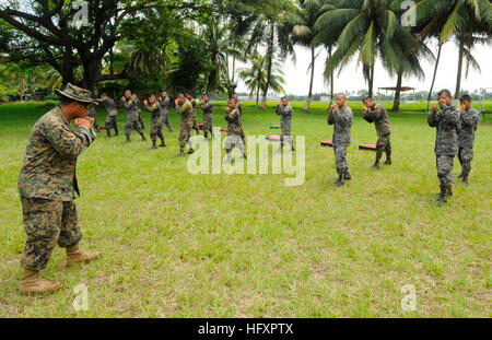 100708-N-9643W-101 Puerto Quetzal, au Guatemala (9 juillet 2010) Le sergent du Corps des Marines. Juan Martinez, de New York, témoigne d'une commission paritaire avant d'un groupe de marins du Guatemala au cours de la Marine Corps d'échange d'experts en la matière dans le cadre du partenariat Sud Gare (SPS) 2010. SPS-2010 est un déploiement annuel de diverses plates-formes spécialisées pour le Commandement Sud des États-Unis zone de responsabilité dans les Caraïbes et en Amérique centrale. (U.S. Photo par marine Spécialiste de la communication de masse 1ère classe Kim Williams/libérés) US Navy 100708-N-9643W-101 Le Sgt. Juan Martinez démontre un jab avant à un groupe de Banque D'Images