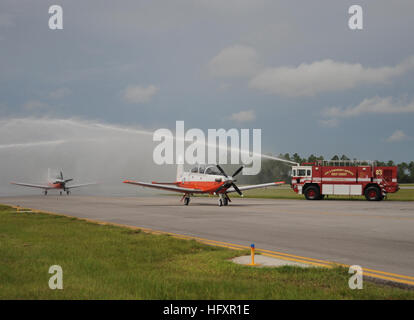 090827-N-2070C-001 WHITING FIELD, en Floride (16 août 2000 27, 2009) les camions d'incendie, un pont de pulvérisation d'eau sur deux avions d'entraînement T-6B pour célébrer leur arrivée. L'avion sera utilisé pour remplacer le vénérable T-34C Turbo Mentor avion en vol pour la formation des élèves pilotes. (U.S. Photo de la marine par Jay Composer/libérés) US Navy 090827-N-2070C-001 les camions d'incendie, un pont de pulvérisation d'eau sur deux avions d'entraînement T-6B pour célébrer leur arrivée Banque D'Images