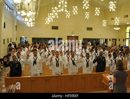 090918-N-2013O-142 Yokosuka, Japon (sept. 18, 2009) Les membres du Service et les membres de la famille de réciter le serment d'allégeance au cours d'une cérémonie de naturalisation à Commandant, activités liées à la flotte de Yokosuka. Cinquante-quatre membres du service, 40 épouses des militaires et deux enfants ont levé la main droite pour devenir des citoyens américains. (U.S. Photo par marine Spécialiste de la communication de masse Charles 3e classe/Oki) Parution US Navy 090918-N-2013O-142 Les membres en service et les membres de la famille de réciter le serment d'allégeance au cours d'une cérémonie de naturalisation à Commandant, activités liées à la flotte de Yokosuka Banque D'Images