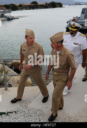 090925-N-9063M-005 Baie de Souda, Grèce (septembre 1994). 25, 2009) Vice-amiral. Michael C. Vitale, commandant du centre de commandement de la marine, des installations, des visites d'installations de l'OTAN pier avec le Capt Thomas J. McDonough Jr., gauche, commandant de la base navale américaine aux États-Unis la baie de Souda et Commodore Kosmas Christidis, commandant de la Base navale hellénique Souda. Vitale a visité la Baie de Souda, lors d'une tournée des six installations dans la région marine d'Europe, d'Afrique et d'Asie du Sud-Ouest. (U.S. Photo par marine Spécialiste de la communication de masse 3e classe John Martinez/libérés) US Navy 090925-N-9063M-005 Vice Adm. Michael C. Vitale, commandant de N Banque D'Images