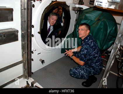 090923-N-8750E-097 GROTON, Conn (sept. 23, 2009) Secrétaire de la Marine (SECNAV) l'honorable Ray Mabus, cherche dans le lock-out de la chambre sous-marin d'attaque de la classe Virginia USS New Hampshire (SSN 778) en tant que chef technicien Sonar (sous-marin) Stephen Aderhold de Harrah, Ok., décrit ses caractéristiques. (U.S. Photo de la marine par le Lieutenant Patrick Evans/libérés) US Navy 090923-N-8750E-097 Secrétaire de la Marine (SECNAV) l'honorable Ray Mabus, cherche dans le lock-out de la chambre sous-marin d'attaque de la classe Virginia USS New Hampshire (SSN 778) Banque D'Images