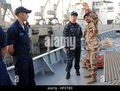 090929-N-7088A-216 Umm Qasr, l'Iraq (sept. 29, 2009) Le lieutenant Cmdr. Jennifer Forbus, commandant de l'USS contre les mines (LCM 13 Agile) et son équipage, le navire irakien le tour avec le Capitaine de vaisseau iraquien Fateh Ali Meta'ab Glass à Umm Qasr, l'Iraq. (U.S. Photo par marine Spécialiste de la communication de masse 1re classe Elizabeth Allen/libérés) US Navy 090929-N-7088A-216 le lieutenant Cmdr. Jennifer Forbus, commandant de l'USS contre les mines (LCM 13 Agile) et son équipage, le navire irakien le tour avec le Capitaine de vaisseau iraquien Fateh Ali Meta'ab Glass à Umm Qasr, Ir Banque D'Images