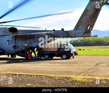 090909-N-4010S-043 PADANG, Indonésie (oct. 9, 2009) marines affectés à l'Escadron d'hélicoptère moyen maritime (HMM) 265, aider les militaires indonésiens membres charger un CH-53E Super Stallion hélicoptère avec des fournitures de secours pour les victimes des récents tremblements de terre et les glissements de terrain qui en résultent dans des villages isolés dans l'ouest de Sumatra. HMM-265 est affecté à la 31e Marine Expeditionary Unit (MEU) à bord de la station de transport amphibie USS Denver LPD (9). Les forces militaires sont de fournir de l'aide tremblement de récupération et à la demande du gouvernement indonésien fait partie d'une l'indonésien et l'armée américaine travaillé Banque D'Images