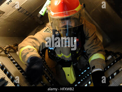 091020-N-7280V-247 de l'OCÉAN PACIFIQUE (oct. 20, 2009) d'un dommage Controlman 3 classe Travis Mueller évacue le feu au cours d'une fuite d'huile de carburant à bord de l'exercice de commandement amphibie USS Blue Ridge (LCC 19). Blue Ridge est le produit phare pour Commander, U.S. 7e flotte. (U.S. Photo par marine Spécialiste de la communication de masse 3e classe Daniel Viramontes/libérés) US Navy 091020-N-7280V-247 Dommage Controlman 3 classe Travis Mueller évacue le feu au cours d'une fuite d'huile carburant percer Banque D'Images