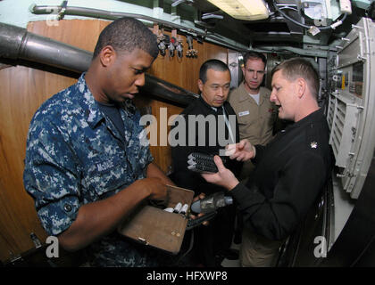 091029-N-7705S-045 NORFOLK (oct. 29, 2009) Le Cmdr. Marc Michaud, droit, médecin de la force sous-marine, et Technicien Sonar 1re classe William McDade, à partir de Washington d'expliquer l'utilisation d'un kit de tubes Drager au Colonel Geoff Ling, président par intérim du Département de neurologie de l'Uniformed Services University of the Health Sciences de la Defense Advanced Research Projects Agency). (U.S. Photo par marine Spécialiste de la communication de masse 1re classe Todd A. Schaffer/libérés) US Navy 091029-N-7705S-045 Le Cmdr. Marc Michaud et technicien Sonar 1re classe William McDade expliquer l'utilisation d'un kit de tubes Drager à Col. Banque D'Images