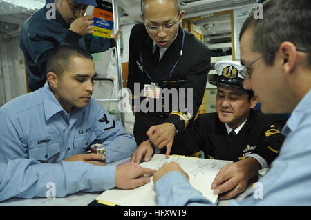 091030-N-6406F-531 HAKODATE, JAPON (oct. 30, 2009) 3ème classe Mineman Alexander Serrano, un service pont marin affecté à la lutte contre les mines, le USS Patriot (MCM 7), parle avec l'officier de pont et le pont de la Chef destiné au chasseur côtière japonaise (Yugeshima 679 JDS MSC). Les marins de deux navires ont participé à un échange professionnel pendant l'PatriotÕs visite à Hakodate. Les marins de chaque division ont été jumelés avec leurs homologues pour l'après-midi pour apprendre comment leurs travaux spécifiques sont effectuées à bord des navires de la marine de l'autre. (U.S. Photo par MARINE MATELOT Mineman Ricardo Flores/libérés) Banque D'Images