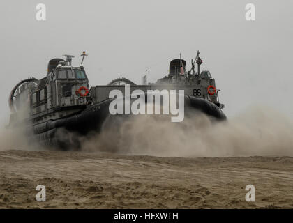 091030-N-0924R-062 Camp Lejeune, N.C. (Oct. 30, 2009) Un bateau de débarquement, d'un coussin d'air d'embarcations d'Assaut (ACU) 4 approches Onslow Beach à Camp Lejeune, N.C. à embarquer de l'équipement du Corps des marines d'être transporté à la station de transport amphibie Navire Pre-Commissioning (PCU) New York (LPD 21). New York sera mis en service dans la ville de New York le 7 novembre. (U.S. Photo par marine Spécialiste de la communication de masse de la classe 3ème Cory Rose/libérés) US Navy 091030-N-0924R-062 un landing craft air cushion, d'embarcations d'Assaut (ACU) 4 approches Onslow Beach à Camp Lejeune, N.C. Banque D'Images