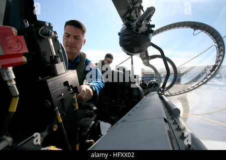 091006-N-9001B-068 Pensacola, Floride (oct. 6, 2009) L'astronaute de la NASA candidat M. Kjell Lindgren et le lieutenant Cmdr. Paul Easterling, un instructeur de vol avec l'Escadre aérienne de la formation (TRAWING 6), effectuer un contrôle des fichiers en amont du cockpit d'un T-6A Texan II avant d'un instrument un vol d'entraînement à la Naval Air Station Pensacola. Lindgren est membre de la 20e classe d'astronautes de la NASA en vol, la survie en nature, la physiologie et la formation à la survie de l'eau avec la Marine. (U.S. Navy photo d'Ed Barker/libérés) US Navy 091006-N-9001B-068 candidats astronautes de la NASA Le Dr Kjell Lindgren et le lieutenant Cmdr. Paul Easterli Banque D'Images