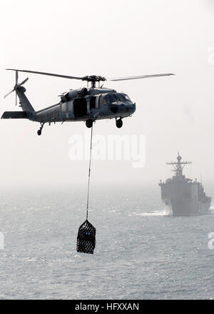 091111-N-5148B-032 GOLFE D'OMAN (nov. 11, 2009) Un MH-60S Sea Hawk affectés à l'Escadron d'hélicoptères de combat de la mer (HSC) offre 23 cargo à bord du poste de pilotage de la mission de combat militaire rapide Commande de navire USNS Bridge (T-AOE 10) lors d'un ravitaillement vertical avec le Bonhomme Richard Groupe amphibie (ARG). Le Bonhomme Richard ARG soutient des opérations de sécurité maritime dans la 5e Flotte des États-Unis zone de responsabilité. (U.S. Photo par marine Spécialiste de la communication de masse 2e classe Sarah E./amer) Parution US Navy 091111-N-5148B-032 un MH-60S Sea Hawk offre abo du fret Banque D'Images