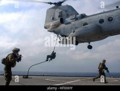 091116-N-6692A-034 MER DES PHILIPPINES (nov. 16, 2009) Les Marines du 31e Marine Expeditionary Unit (31e MEU) descendre en rappel d'un hélicoptère CH-46 Sea Knight pendant une visite, un conseil, une perquisition et saisie d'entraînement à bord du navire de débarquement amphibie USS TORTUGA dock (LSD 46). Tortuga fait partie de la groupe expéditionnaire Essex participant à l'exercice annuel (ANNUALEX 21G), un exercice bilatéral mené par la Marine américaine et le Japon d'autodéfense maritime. (U.S. Photo par marine Spécialiste de la communication de masse 1re classe Geronimo Aquino/libérés) US Navy 091116-N-6692A-034 des Marines de la 31e Banque D'Images