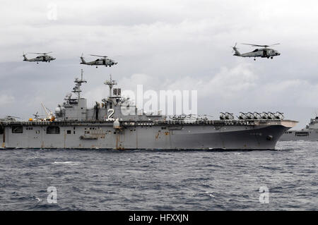 091117-N-7280V-279 de l'OCÉAN PACIFIQUE (nov. 17, 2009) au-dessus des hélicoptères d'assaut amphibie USS Essex (DG 2) comme il manoeuvre en formation au cours de l'exercice annuel (ANNUALEX 21G). Les navires de la Marine américaine et le Japon d'autodéfense maritime participent à l'exercice bilatéral visant à renforcer les capacités des forces navales. (U.S. Photo par marine Spécialiste de la communication de masse 3e classe Daniel Viramontes/libérés) US Navy 091117-N-7280V-279 au-dessus de l'hélicoptères d'assaut amphibie USS Essex (DG 2) comme il manoeuvre en formation au cours de l'exercice annuel (ANNUALEX Banque D'Images