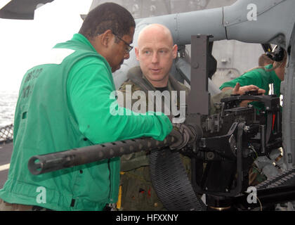 091119-N-7058E-176 de l'OCÉAN ATLANTIQUE (nov. 19, 2009) l'Aviation Machiniste 4400 3e classe Joseph Williams et opérateur de systèmes de guerre Aviation 1re classe Joseph Ward, affecté à l'Escadron d'hélicoptères de combat de la mer (HSC) 22 littoral embarquée à bord de la lutte contre le USS Freedom (LCS 1), installer un GAU-21 de calibre 50 fusil sur un MH-60S Sea Hawk. La liberté est effectuent des travaux de formation et de certification des navires pour son prochain déploiement de jeune fille. (U.S. Photo de la marine par le Lieutenant Ed Début/libérés) US Navy 091119-N-7058E-176 4400 Machiniste Aviation 3e classe Joseph Williams et la guerre aérienne S Banque D'Images