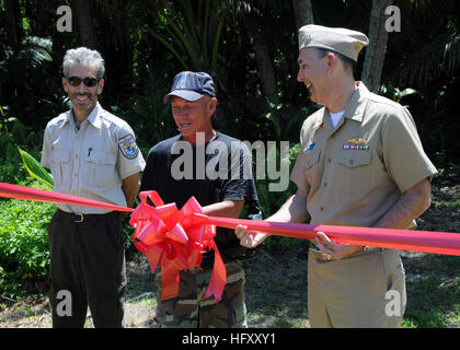 110408-N-UE250-056, À DEDEDO Guam (8 avril 2011) Le capitaine Thomas Stanley, commandant du sous-marin USS Frank offres Câble (comme 40), droite, participe à une cérémonie d'inauguration avec Joseph Schwagerl, directeur de Guam National Wildlife Refuge, et vice-maire à Dededo Andrew Peter Benavente. Frank mène de câble de l'entretien et du soutien des sous-marins et navires de surface déployés dans 7e Flotte des États-Unis zone de responsabilité. (U.S. Photo par marine Spécialiste de la communication de masse 3 Classe Corey Hensley/libérés) US Navy 110408-N-UE250-056 Le Capitaine Thomas Stanley participe à une cérémonie d'inauguration Banque D'Images